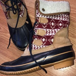 Khombu tan waterproof snow boots.